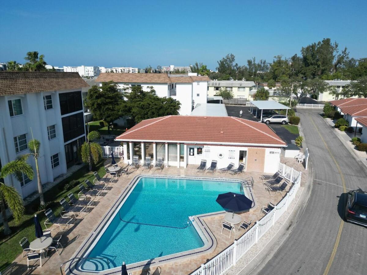 2 Bed 2 Bath Centrally Located On Siesta Key サラソータ エクステリア 写真