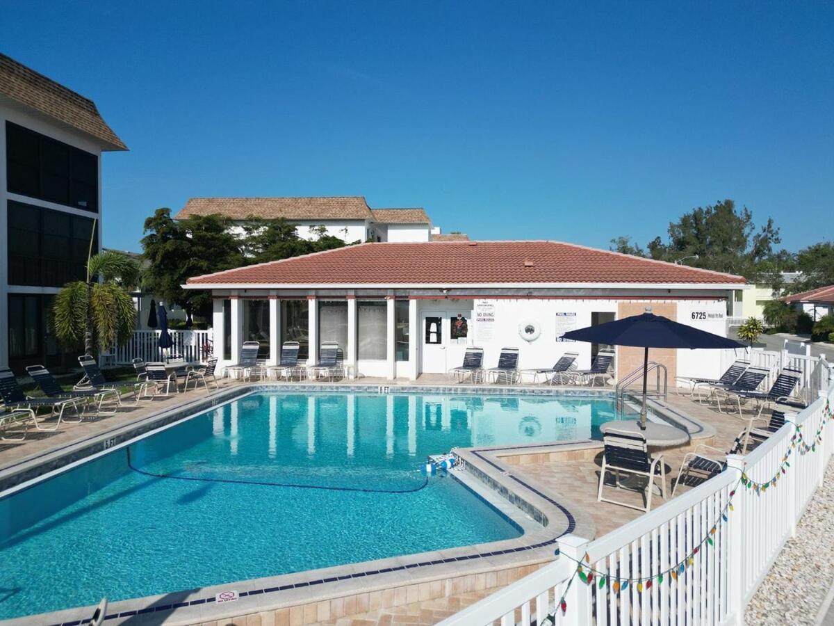 2 Bed 2 Bath Centrally Located On Siesta Key サラソータ エクステリア 写真
