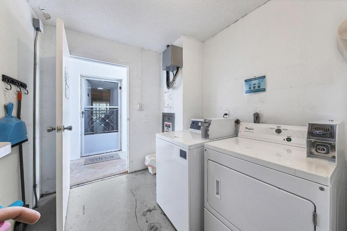 2 Bed 2 Bath Centrally Located On Siesta Key サラソータ エクステリア 写真