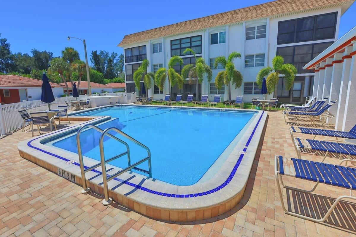 2 Bed 2 Bath Centrally Located On Siesta Key サラソータ エクステリア 写真